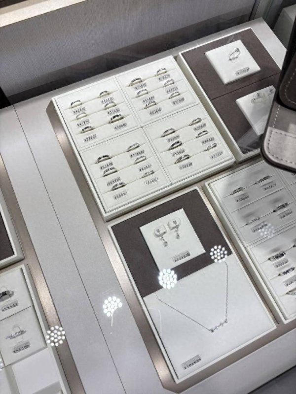 配资炒股官网开户 铂金狂飙35%！年内涨幅已超黄金 记者探访：成都有黄金商家开始转战铂金